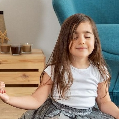 Les Petites Explorations : Une femme et une petite fille font de la méditation en tailleur