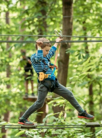 Parc Aventure Floreval : enfant suspendu dans les arbres