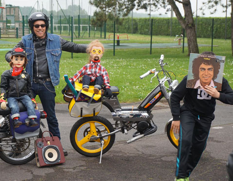 Des marionnettes à moto