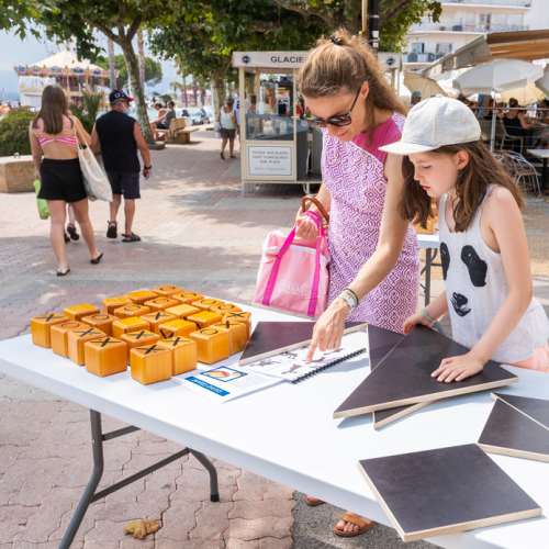 Mômes en fête : Une petite fille et sa mère joue à un jeu de logique au bord de la mer