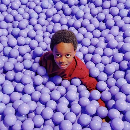 Enfant dans une piscine à balles chez Smile Safari