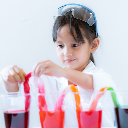 Expériences scientifiques avec de l'eau pour les enfants : activités à la maison