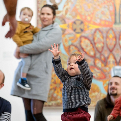 LaM - Lille Métropole Musée d'art moderne, d'art contemporain et d'art brut : Un petit garçon devant un tableau