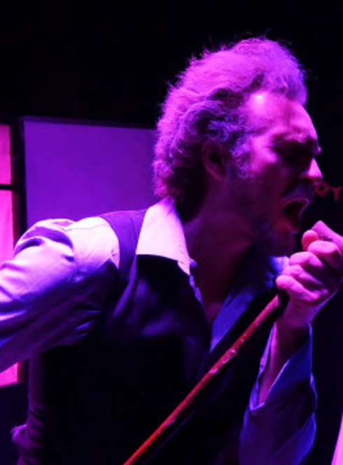 Scrooge - Compagnie Loup de Lune : Un chanteur et une comédienne sous une lumière violette