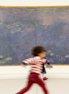 Musée de l'Orangerie : un enfant devant les Nymphéas