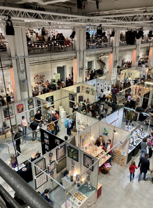 ID d'ART : Salon avec les exposants et les visiteurs