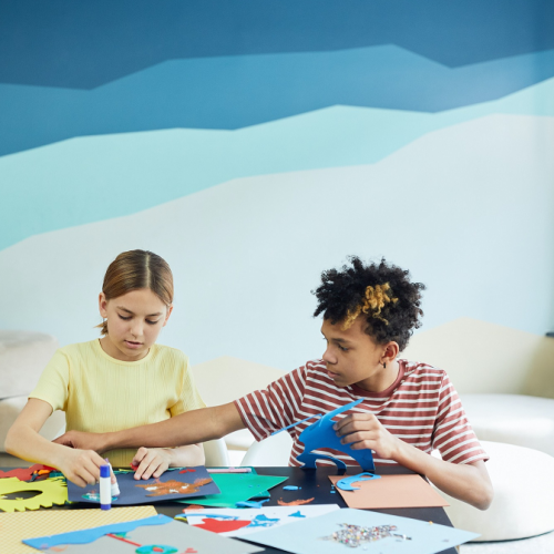 L'été à la Gare Saint Sauveur : Des enfants participent à un atelier collage