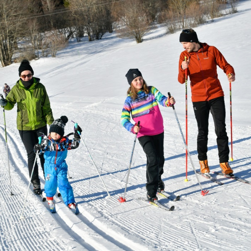Fête Nordique de l’Ain : Une famille fait du ski de fond