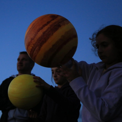Étoiles grandeur nature à Vence : Des enfants avec des planètes