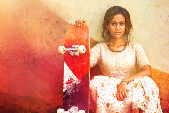 KATER GIRL : Une jeune indienne avec un skate