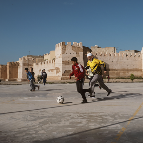 Grand-père jouant au foot avec des enfants, Taroudant, Maroc, 2018