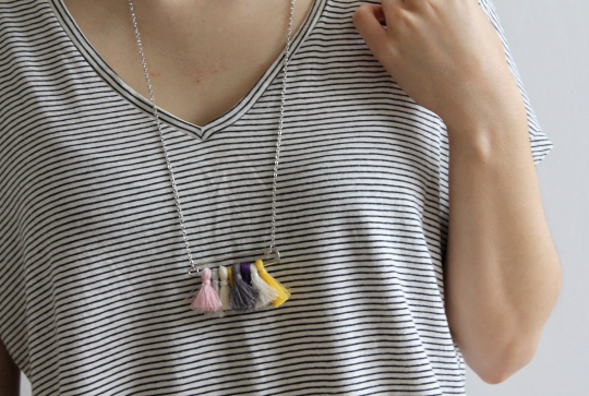 Un collier trombone à pompons