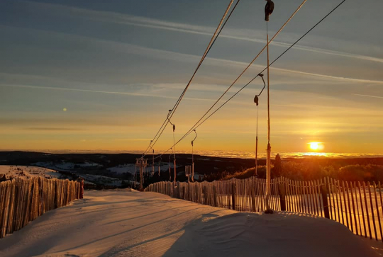 Parc d'Activités de Montagne de Prabouré : Couché de soleil sur les pistes