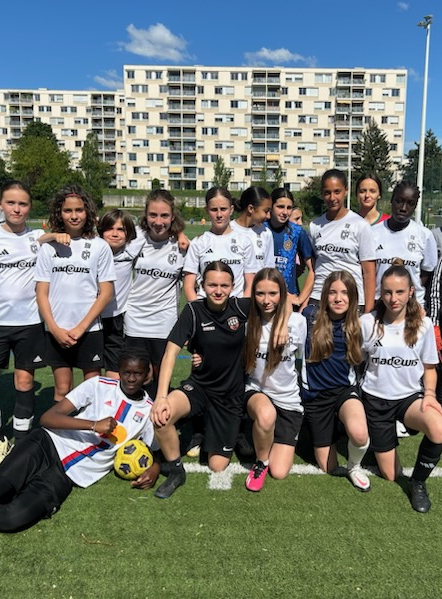 Football féminin : Équipe de joueuses ayant entre 12 et 15 ans et leurs entraîneurs