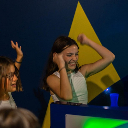 Quiz Room Cannes : Des petites filles jouent à un jeu comme un plateau télé