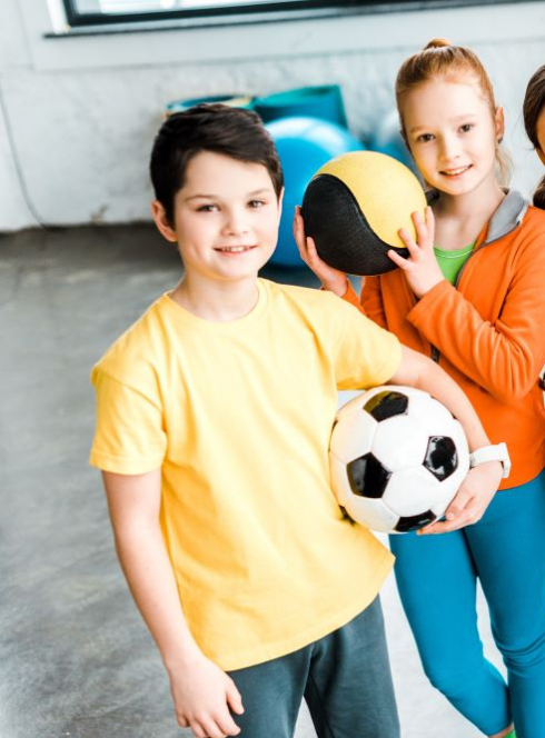 Enfants avec des ballons