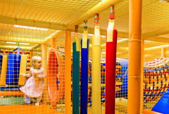 Kid City Nice : Une petite fille joue dans une structure