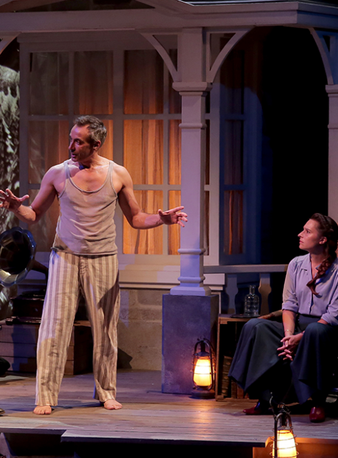 La Maison du Loup : Deux hommes et une femme sur scène