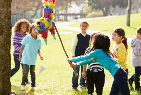 Organiser sa fête d'anniversaire - Les activités (piñata)