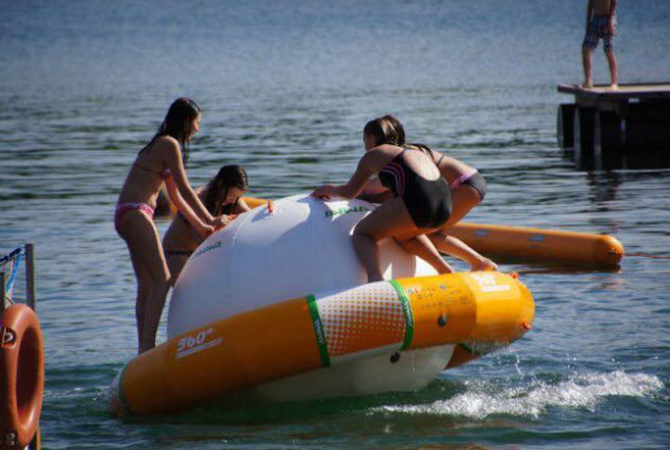 Les jeux aquatiques du Strandbad & Tiki Bar