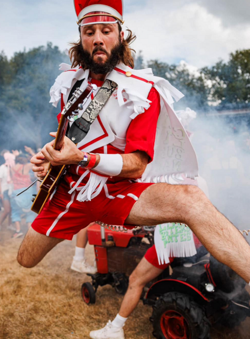 La Nuit du VAN : un joueur de guitare saute en jouant