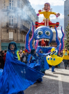 Carnaval de Nantes : défilé de char devant la Tour de Bretagne