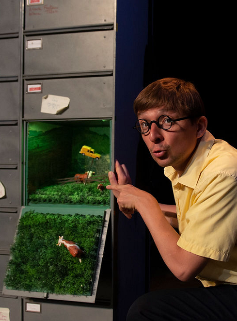 Léon - Cie Pocket Théâtre : un drôle de personnage à lunettes rondes et une petite maquette