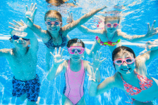 Enfants sous l'eau dans une piscine