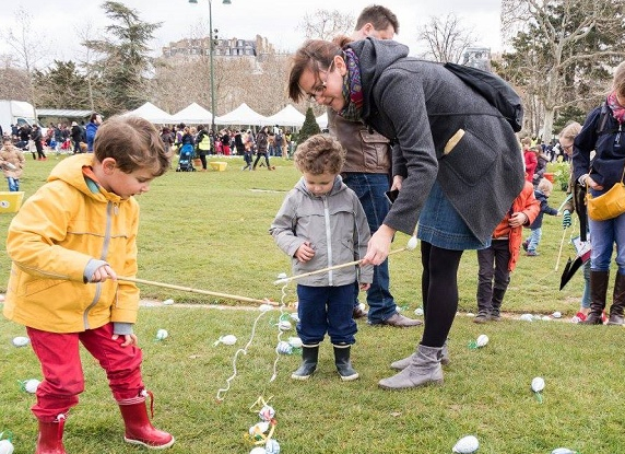 Chasse aux oeufs de Pâques 2016 organisée par le Secours Populaire Paris - Pêche à la ligne