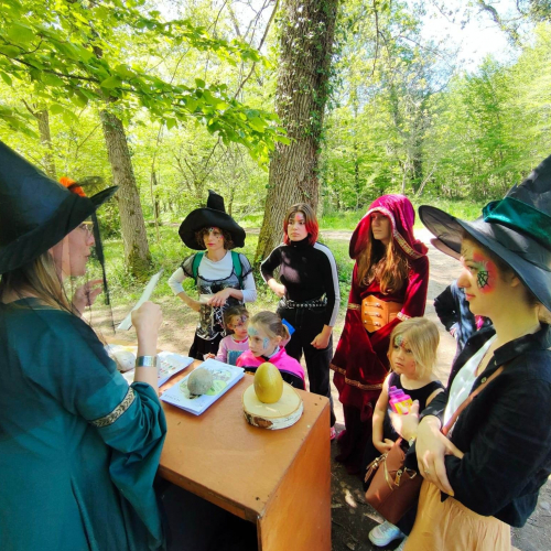 Femmes et enfant déguisées en sorcières