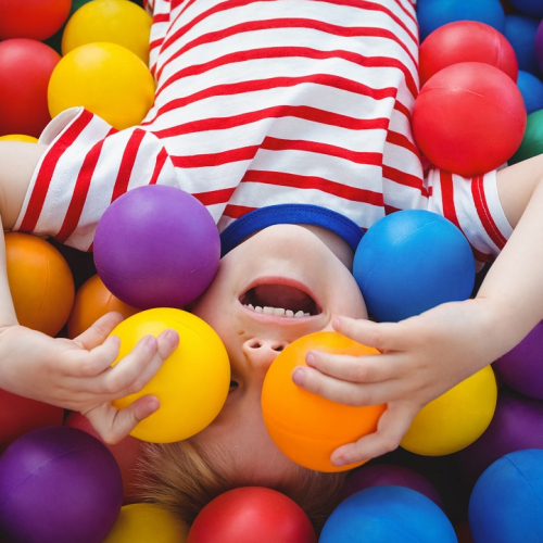 Enfant dans une piscine à balles - Créteil Soleil