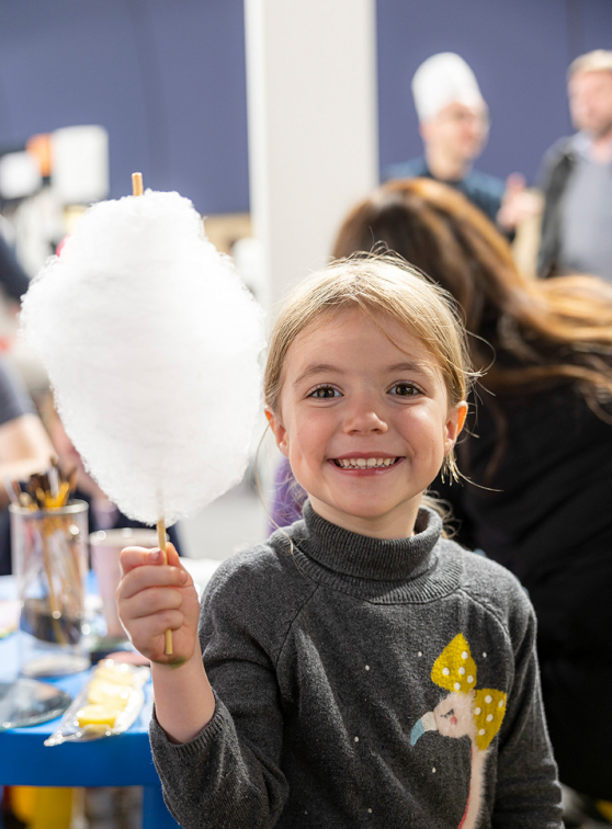 Taste of Paris : une fillette montre sa barbapapa