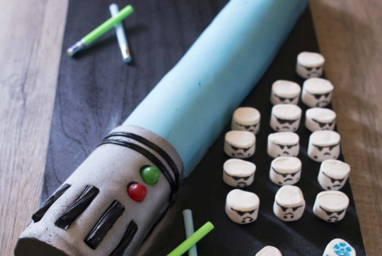 Gâteau d'anniversaire sabre laser Star Wars