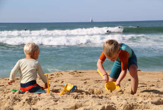 Enfants sur une plage des Landes