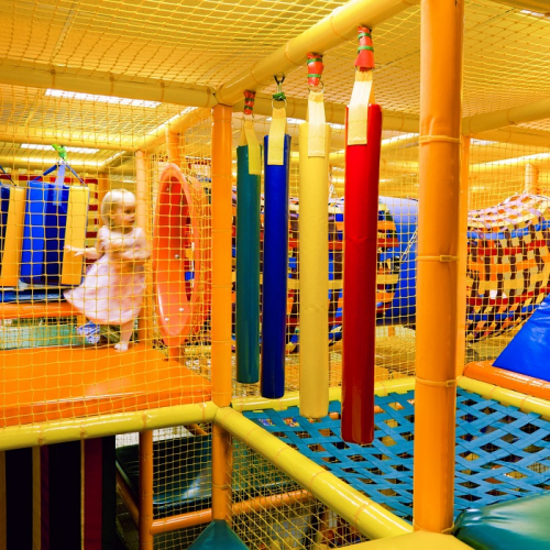 Kid City Nice : Une petite fille joue dans une structure