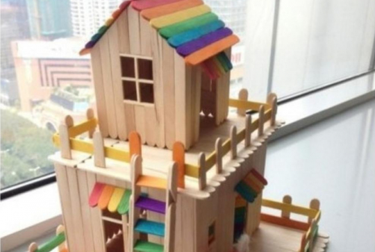 Maison de poupée avec des bâtonnets de glace