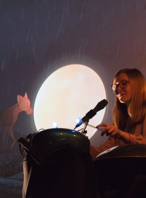 Lumières ! Ellie James