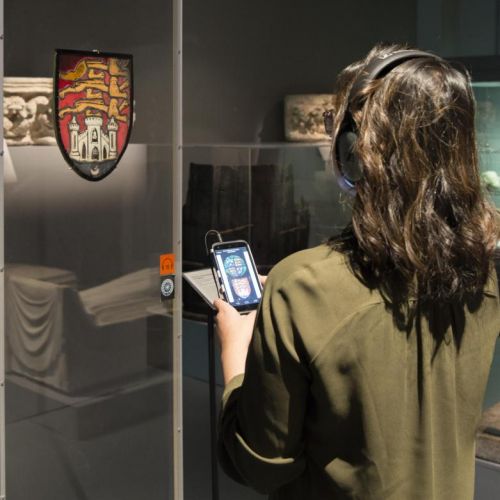 Musée d'Aquitaine : enfant avec un audioguide
