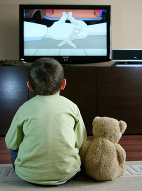 Enfant seul devant la télé