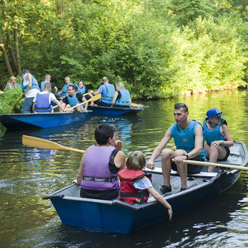 Domaine départemental de Montauger : barque en famille
