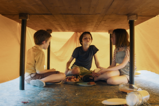 La Dernière vie de Simon : sous la table