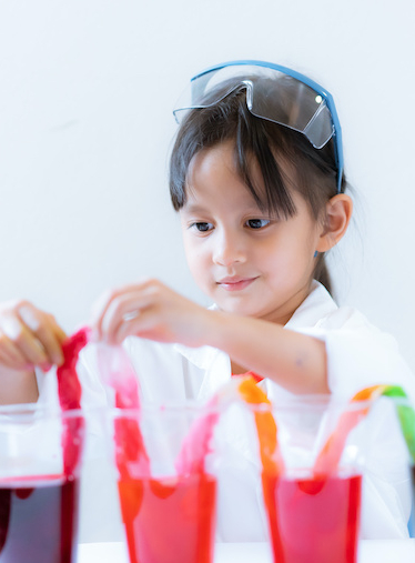 Expériences scientifiques avec de l'eau pour les enfants : activités à la maison