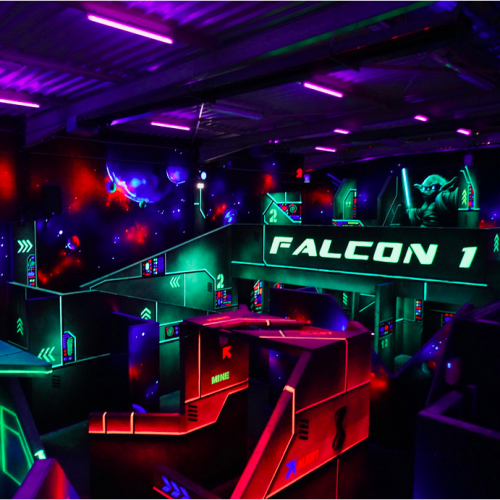 Star Laser Game - Genas : Salle Falcon 1 plongée dans la pénombre avec des néons fluorescents