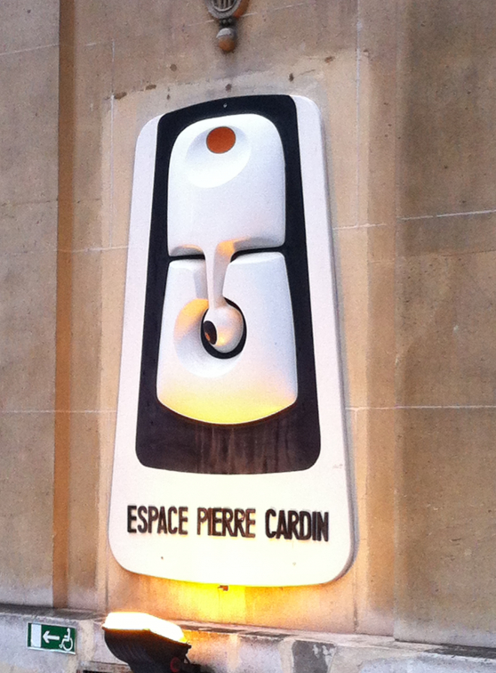 Le côté de l'espace Pierre Cardin