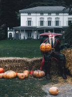 Chaplin's World fête Halloween : Personnage sans tête et citrouilles devant l'établissement