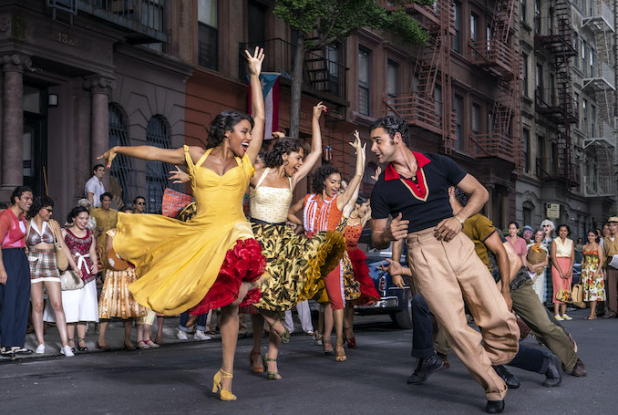 West Side Story 2021 : les garçons et les filles dansent