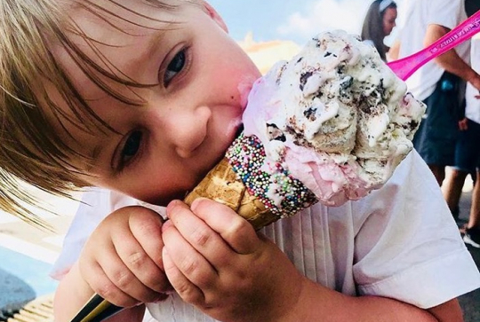 Barbarac  : Un enfant dévore une glace