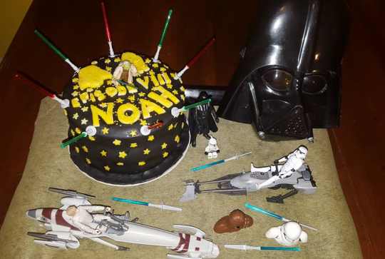 Gâteau Star Wars et ses jouets
