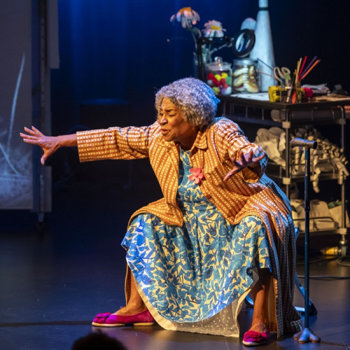 Joséphine et les grandes personnes - Cie Le Carrousel : Une vieille grand-mère sur scène essaye de se lever de sa chaise