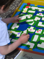 Nature en ville : Un enfant s'amuse grâce à un jeu de plateau fait main